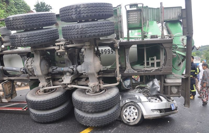 бетономешалка раздавила автомобиль, авария в Китае, бетономешалка упала на автомобиль