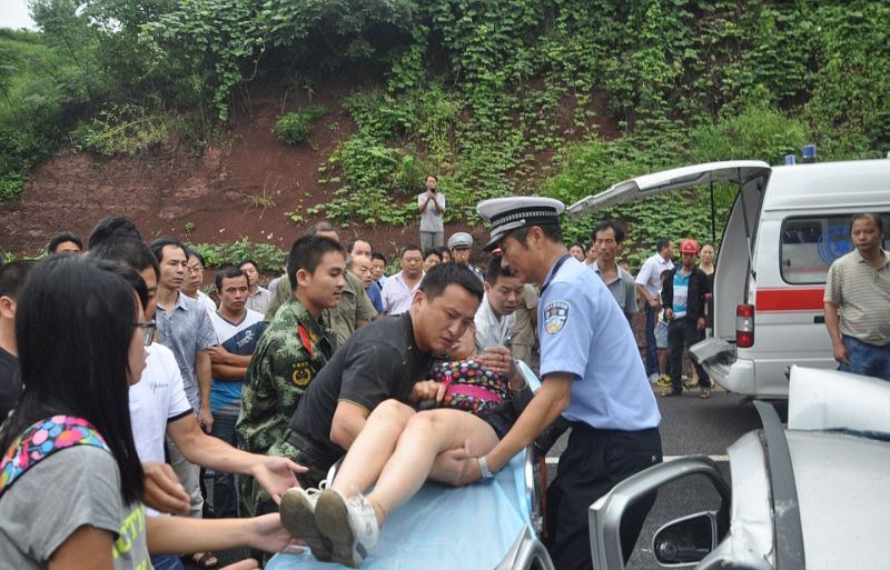 бетономешалка раздавила автомобиль, авария в Китае, бетономешалка упала на автомобиль