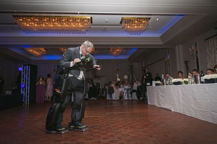 биомеханические ноги, механические ноги проводил дочь к алтарю, инвалид в биомеханическом костюме, Rex Bionics