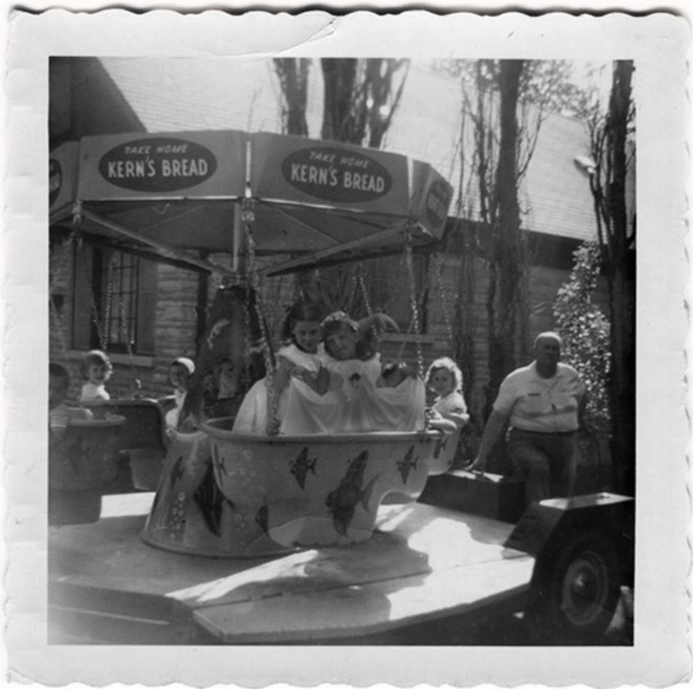 объединила детские фотогарфии себя и своей матери, поместила себя на детские фотографии матери, Даниэль Дельф, Danielle Delph, Если бы я знала свою маму тогда