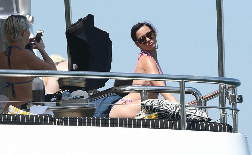 Кэти Пэрри в бикини без макияжа и фотошопа, во время отдыха на яхте Кэти Перри в бикини, Кэти Перри на яхте, Кэти Перри в купальнике, Кэти Перри без макияжа и фотошопа