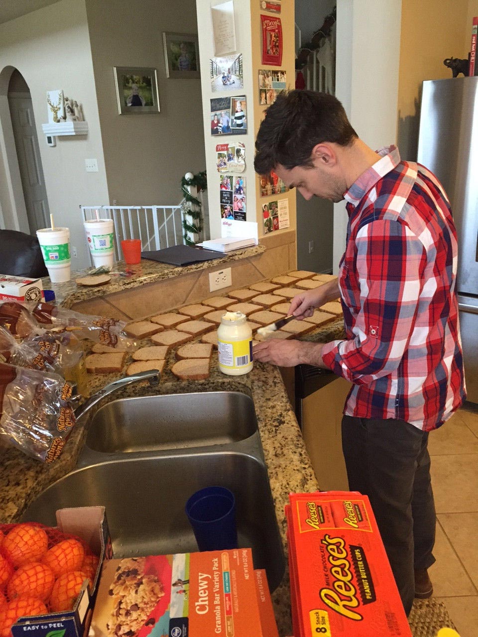 Щедрый мальчик, который больше любит бездомных, чем себя щедрый мальчик накормил бездомных, еда для бездомных на сэкономленные деньги, мальчик сэкономил деньги и накормил бездомных