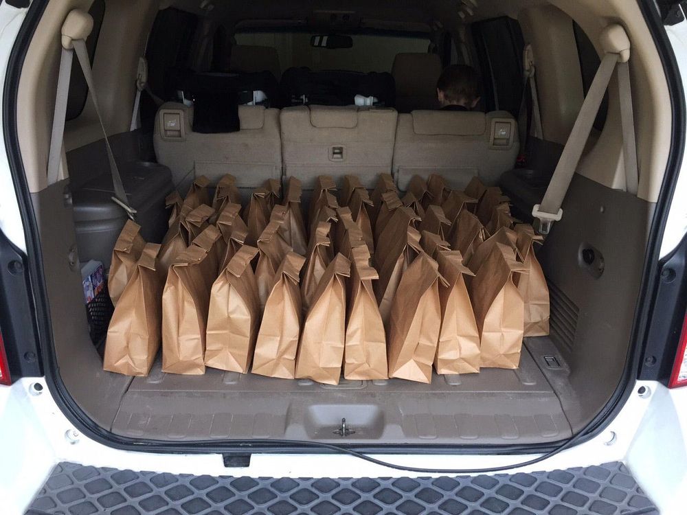 Щедрый мальчик, который больше любит бездомных, чем себя щедрый мальчик накормил бездомных, еда для бездомных на сэкономленные деньги, мальчик сэкономил деньги и накормил бездомных