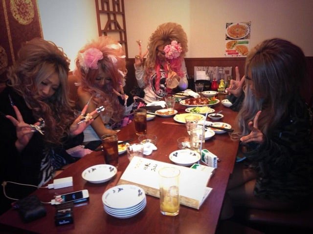 Новая модная тенденция у японской молодёжи япония, мода, тенденция,Face Down Pose