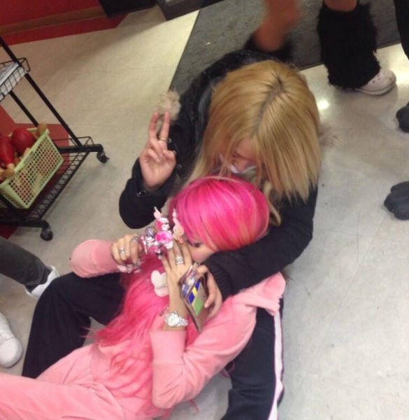 Новая модная тенденция у японской молодёжи япония, мода, тенденция,Face Down Pose