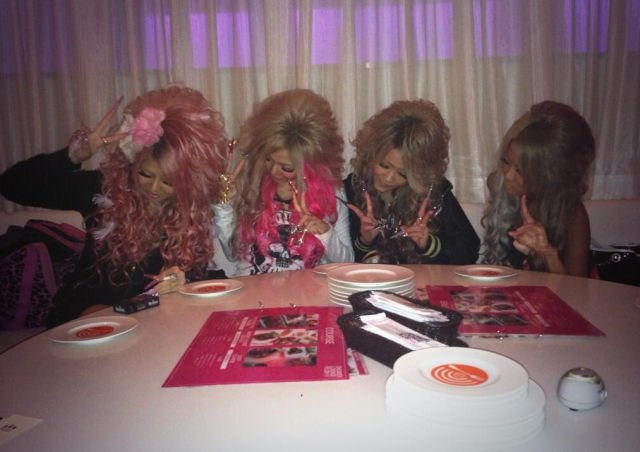 Новая модная тенденция у японской молодёжи япония, мода, тенденция,Face Down Pose