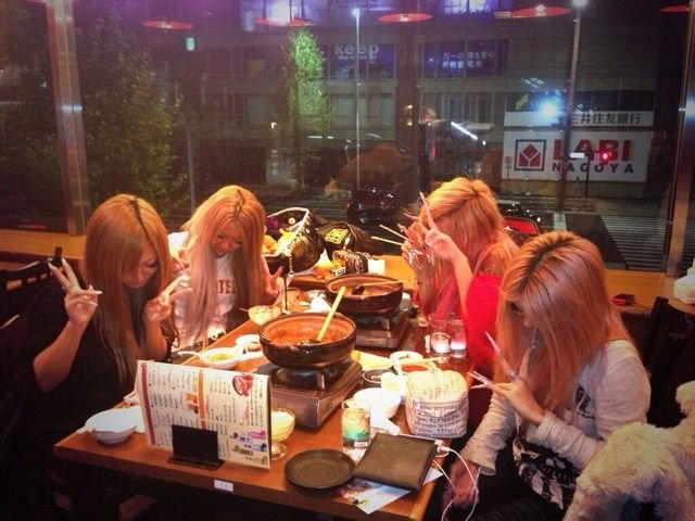 Новая модная тенденция у японской молодёжи япония, мода, тенденция,Face Down Pose