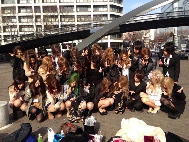 Новая модная тенденция у японской молодёжи япония, мода, тенденция,Face Down Pose