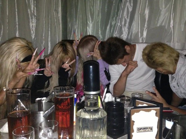 Новая модная тенденция у японской молодёжи япония, мода, тенденция,Face Down Pose