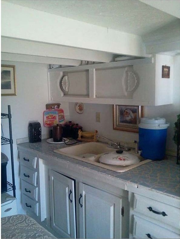 бабушка, отдала дом дочери с детьми, отстроила себе новый дом, сарай, халабуда, на заднем дворе