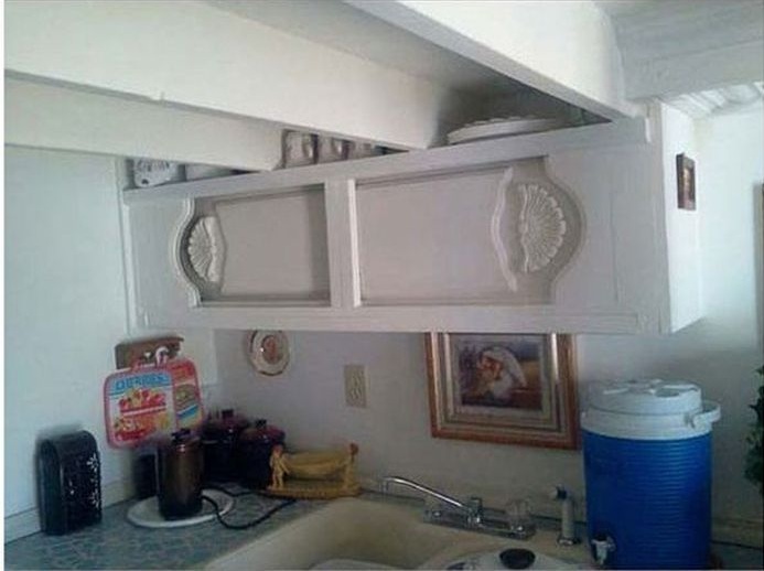 бабушка, отдала дом дочери с детьми, отстроила себе новый дом, сарай, халабуда, на заднем дворе