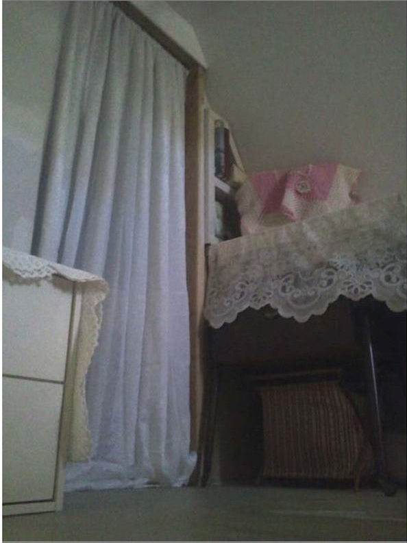 бабушка, отдала дом дочери с детьми, отстроила себе новый дом, сарай, халабуда, на заднем дворе