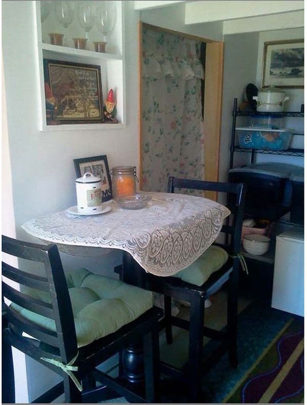 бабушка, отдала дом дочери с детьми, отстроила себе новый дом, сарай, халабуда, на заднем дворе