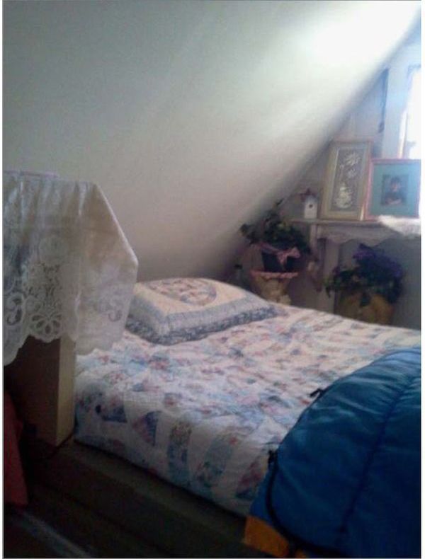 бабушка, отдала дом дочери с детьми, отстроила себе новый дом, сарай, халабуда, на заднем дворе