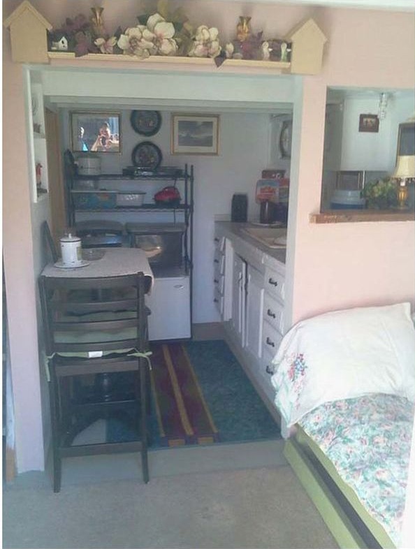 бабушка, отдала дом дочери с детьми, отстроила себе новый дом, сарай, халабуда, на заднем дворе