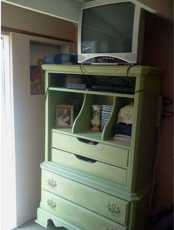 бабушка, отдала дом дочери с детьми, отстроила себе новый дом, сарай, халабуда, на заднем дворе