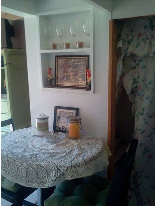 бабушка, отдала дом дочери с детьми, отстроила себе новый дом, сарай, халабуда, на заднем дворе