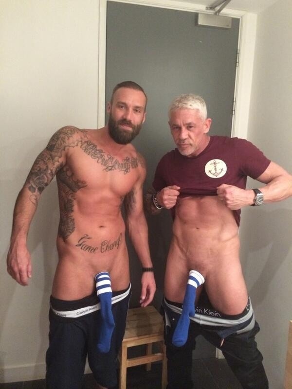 Инстаграм носок на пенисе, мужчины с носком на пенисе против рака, рак яичек 