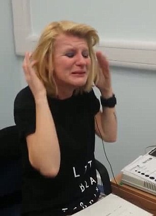 эмоции женщины снова слышит,Джоан Милн,Joanne Milne, родилась глухой, впервые смогла слышать