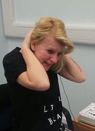 эмоции женщины снова слышит,Джоан Милн,Joanne Milne, родилась глухой, впервые смогла слышать