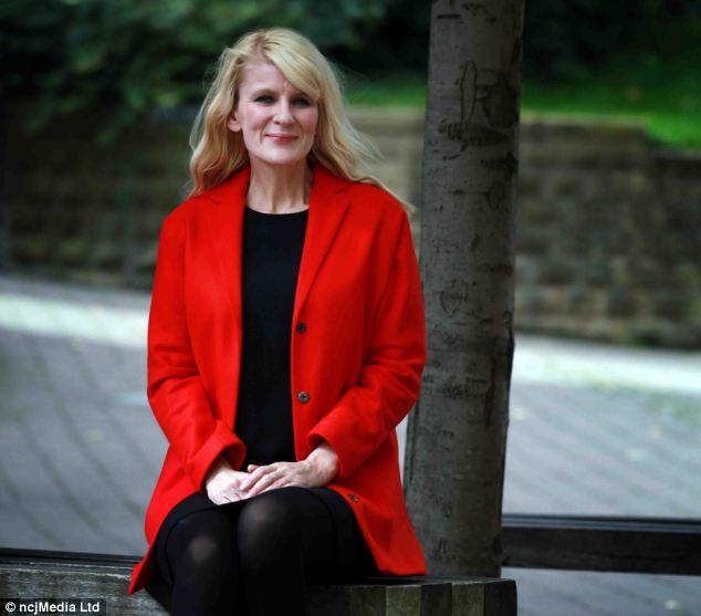 эмоции женщины снова слышит,Джоан Милн,Joanne Milne, родилась глухой, впервые смогла слышать