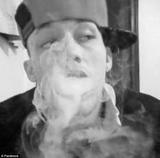 Тупейший грабитель в истории, попавшийся благодаря зависимости от Facebook грабитель оставил профиль Facebook, ограбил забыл выйти Facebook, Джеймс Вуд, James Wood, Николас Уиг, Nicholas Wig