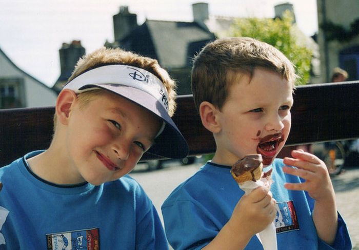 Вот, что происходит, когда взрослые воссоздают свои детские снимки II взрослые воссоздают детские снимки, взрослые повторяют свои старые снимки