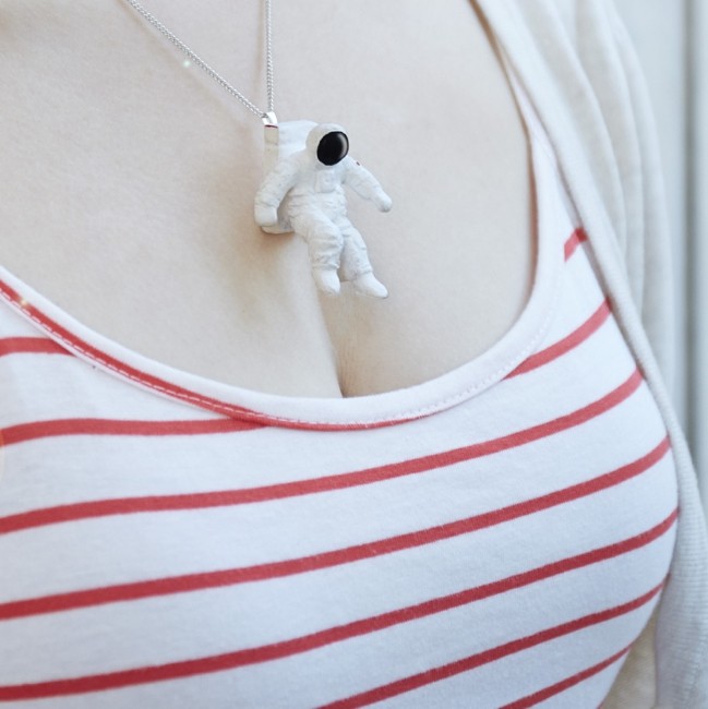 подвески стермящиеся в декольте, подвески, женское декольте, креативные подвески, Tanima Diver, Такаюки Фукасава, Takayuki Fukusawa