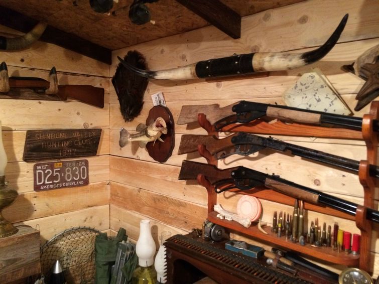 превратил гараж в охотничий домик, гараж в домик охотника, из гаража в уютный домик