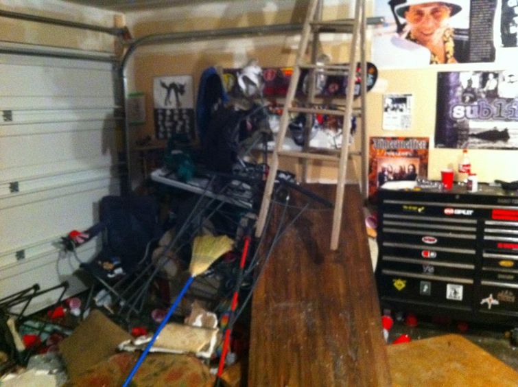 заснул на вечеринке, вечеринка в гараже заснул, заснул на вписке