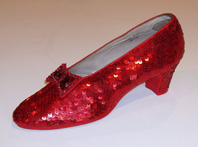 За сколько были проданы знаковые вещи из знаменитых голливудских блокбастеров За сколько проданы вещи из фильмов, сколько стоят вещи из фильмов, вещи фильмы цена