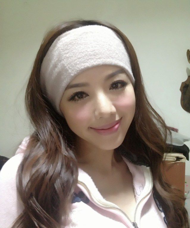 сколько лет этой девушке, азиаты выглядят молодо,