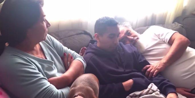 сын выплатил родителям ипотеку на рождество, сын подарил на Рождество выплату ипотеки, сын выкупил дом родителей на Рождество