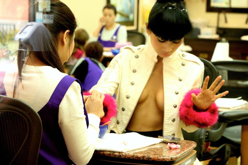 Бай Лин в откровенном наряде на маникюр, откровенный наряд Бай Лин маникюр, Бай Линг, Bai Ling, расстегнутый китель Бай Лин