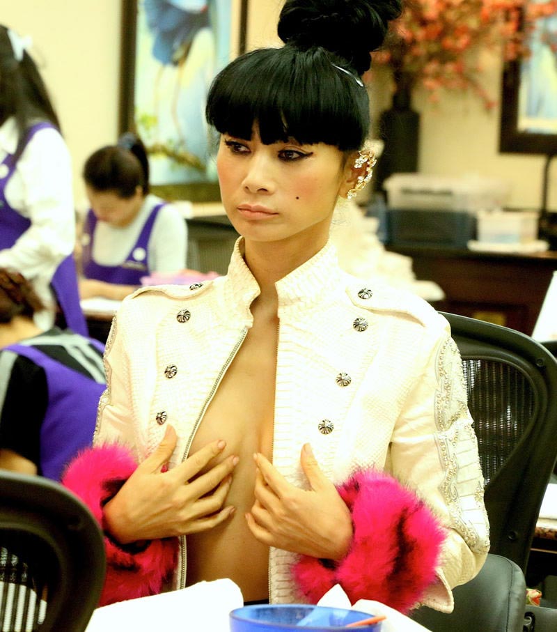 Бай Лин в откровенном наряде на маникюр, откровенный наряд Бай Лин маникюр, Бай Линг, Bai Ling, расстегнутый китель Бай Лин