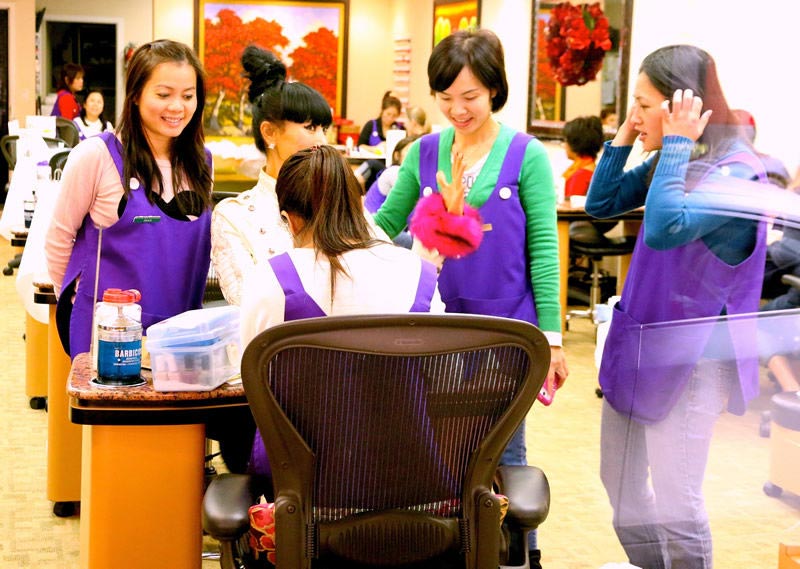 Бай Лин в откровенном наряде на маникюр, откровенный наряд Бай Лин маникюр, Бай Линг, Bai Ling, расстегнутый китель Бай Лин