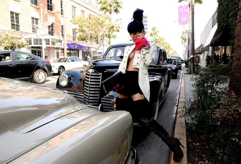 Бай Лин в откровенном наряде на маникюр, откровенный наряд Бай Лин маникюр, Бай Линг, Bai Ling, расстегнутый китель Бай Лин