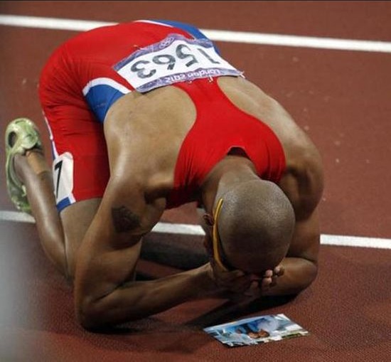 Боль, спортсмен, Феликс Санчес, после смерти бабушки, плачет над фотографией