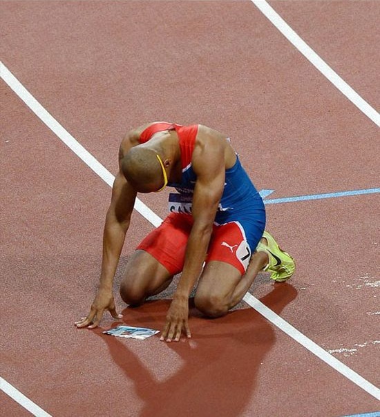 Боль, спортсмен, Феликс Санчес, после смерти бабушки, плачет над фотографией