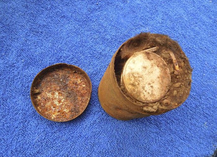 Супруги, нашли, ржавые банки, золотые монеты, 10 миллионов долларов, 10000000