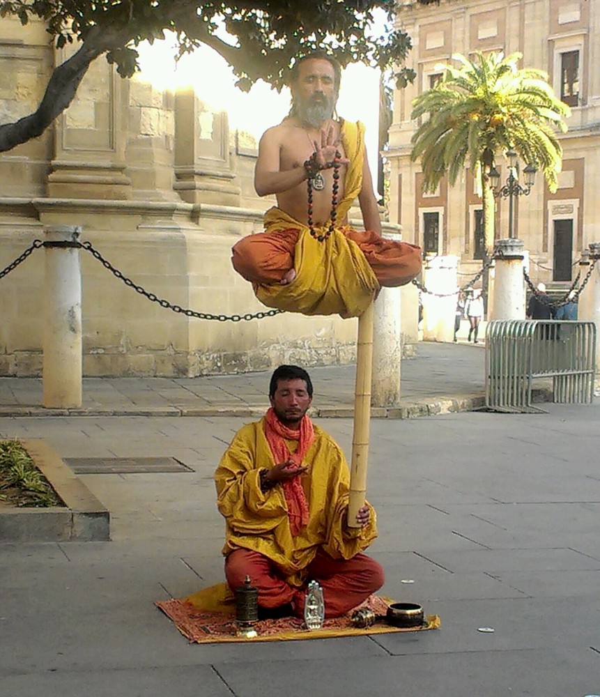 Раскрываем секрет левитации уличных йогов секрет уличный йогов, секрет левитации, разоблачение левитации
