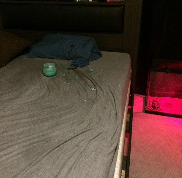 Никто не ставит свечу под кровать