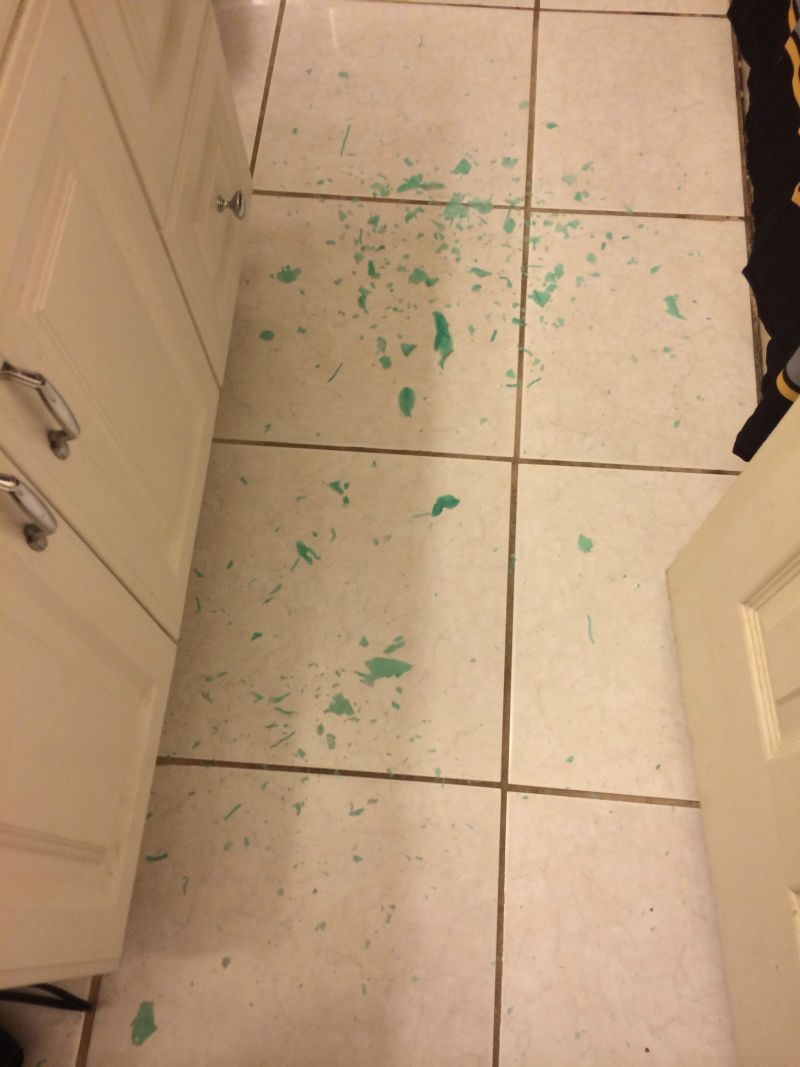 свеча любовные игры, пролил свечу на девушку, свеча на спинке кровати