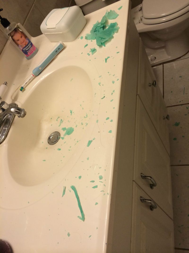 свеча любовные игры, пролил свечу на девушку, свеча на спинке кровати