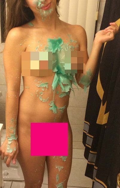 свеча любовные игры, пролил свечу на девушку, свеча на спинке кровати