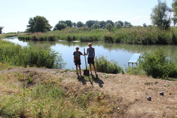 Российские дачники своими руками превратили поросший берег реки в пляж пляж своими руками, превратили берег реки в пляж