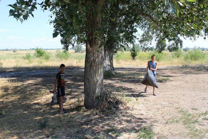 Российские дачники своими руками превратили поросший берег реки в пляж пляж своими руками, превратили берег реки в пляж