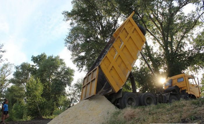 Российские дачники своими руками превратили поросший берег реки в пляж пляж своими руками, превратили берег реки в пляж