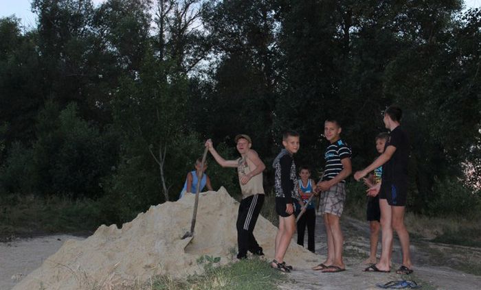 Российские дачники своими руками превратили поросший берег реки в пляж пляж своими руками, превратили берег реки в пляж