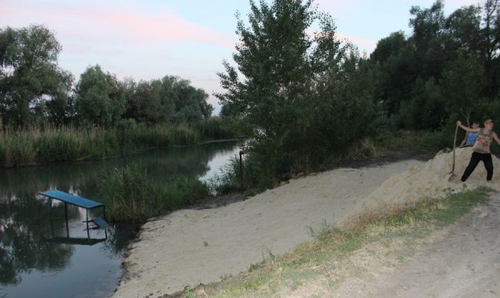 Российские дачники своими руками превратили поросший берег реки в пляж пляж своими руками, превратили берег реки в пляж